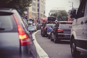 Marea Britanie va interzice din 2030 vânzarea mașinilor pe benzină și motorină